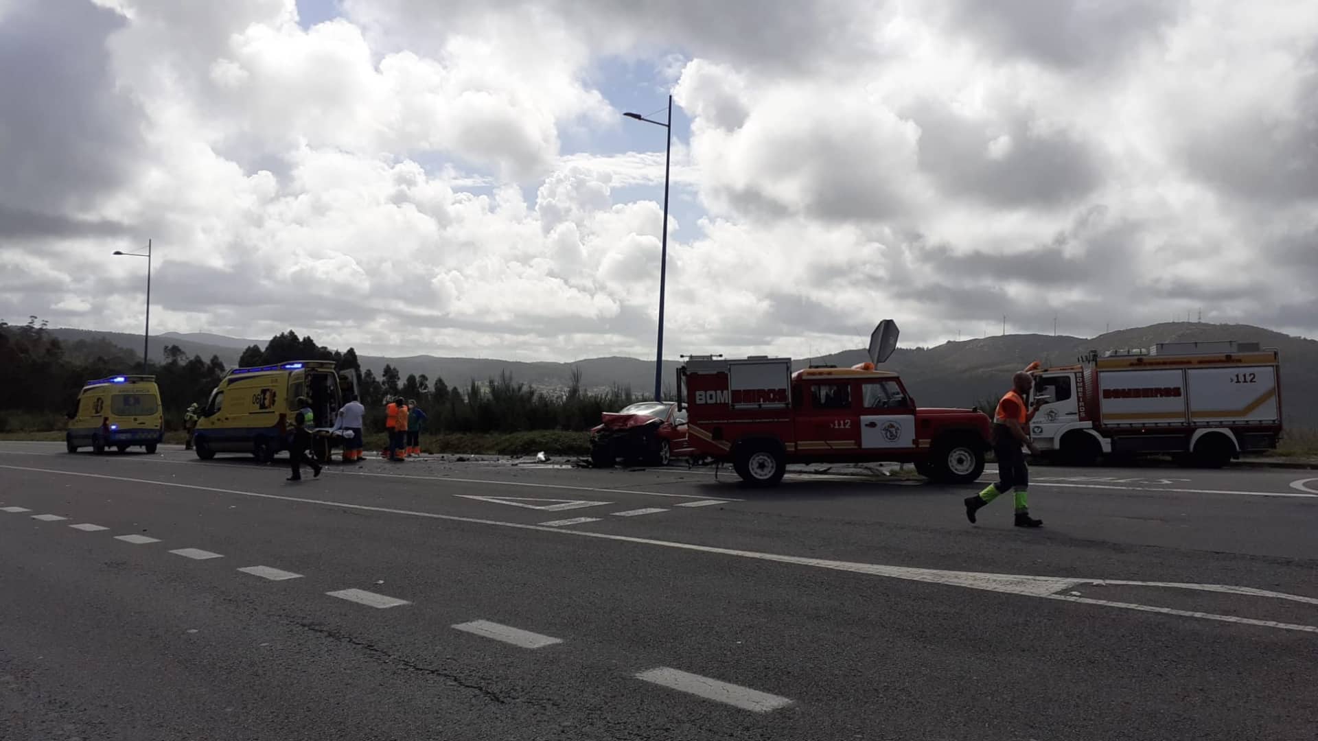 Tres heridos en un accidente entre un turismo y un furgón en Vimianzo