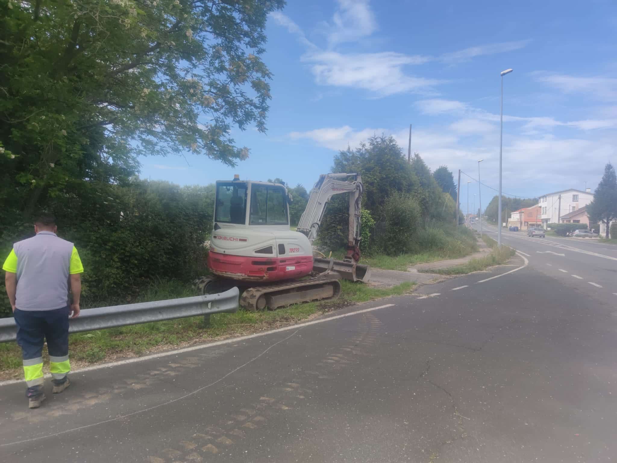 Comienzan las obras para dotar de una cuneta transitable al núcleo de O