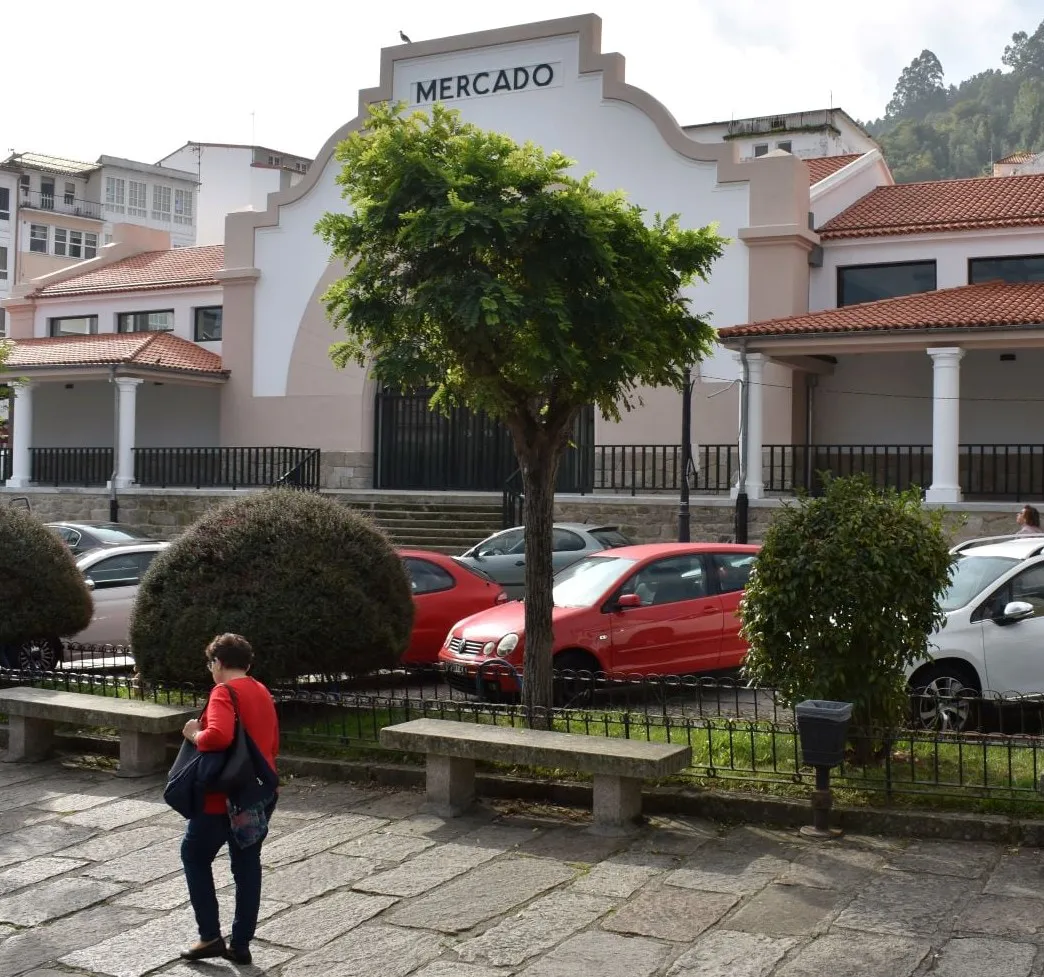 Exterior do mercado de Pontedeume.