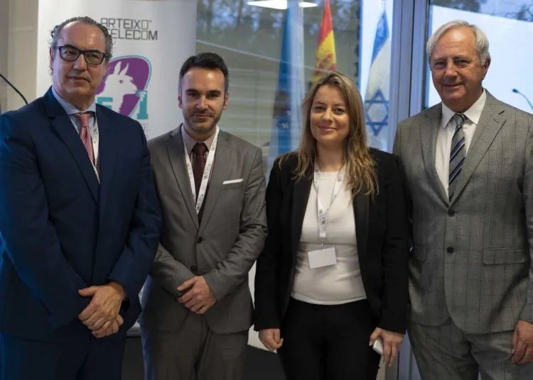 Rafael Valcarce Baiget, presidente de Arteixo Telecom (primeiro pola dereita), e Illil Podliszewski Lavi, presidenta de Be1