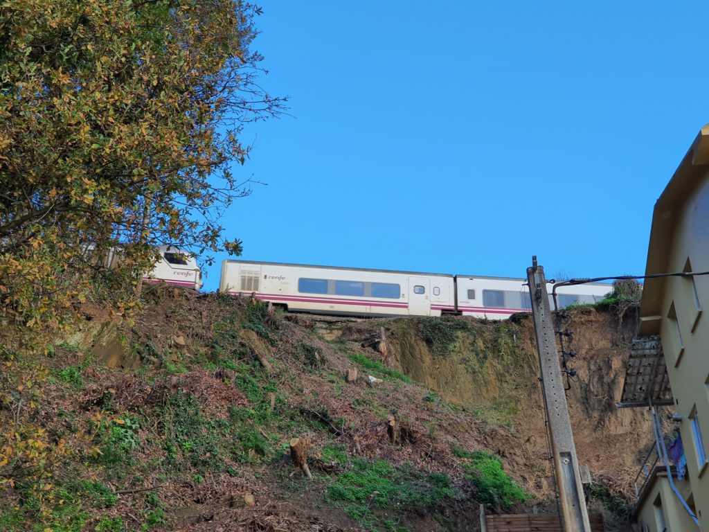 Imaxe da liña ferroviaria Ferrol-Betanzos ao seu paso por Cabanas.
