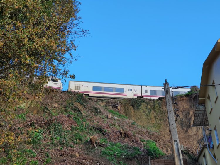 Imaxe da liña ferroviaria Ferrol-Betanzos ao seu paso por Cabanas.