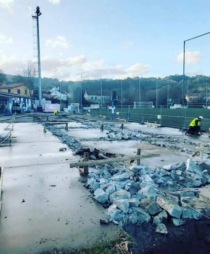 Iniciadas as obras de construcción das gradas do campo de fútbol da Gándara en Pontedeume.