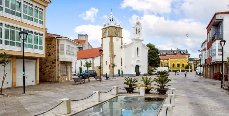 El reloj está situado en la torre anexa a la iglesia de San José, de propiedad municipal