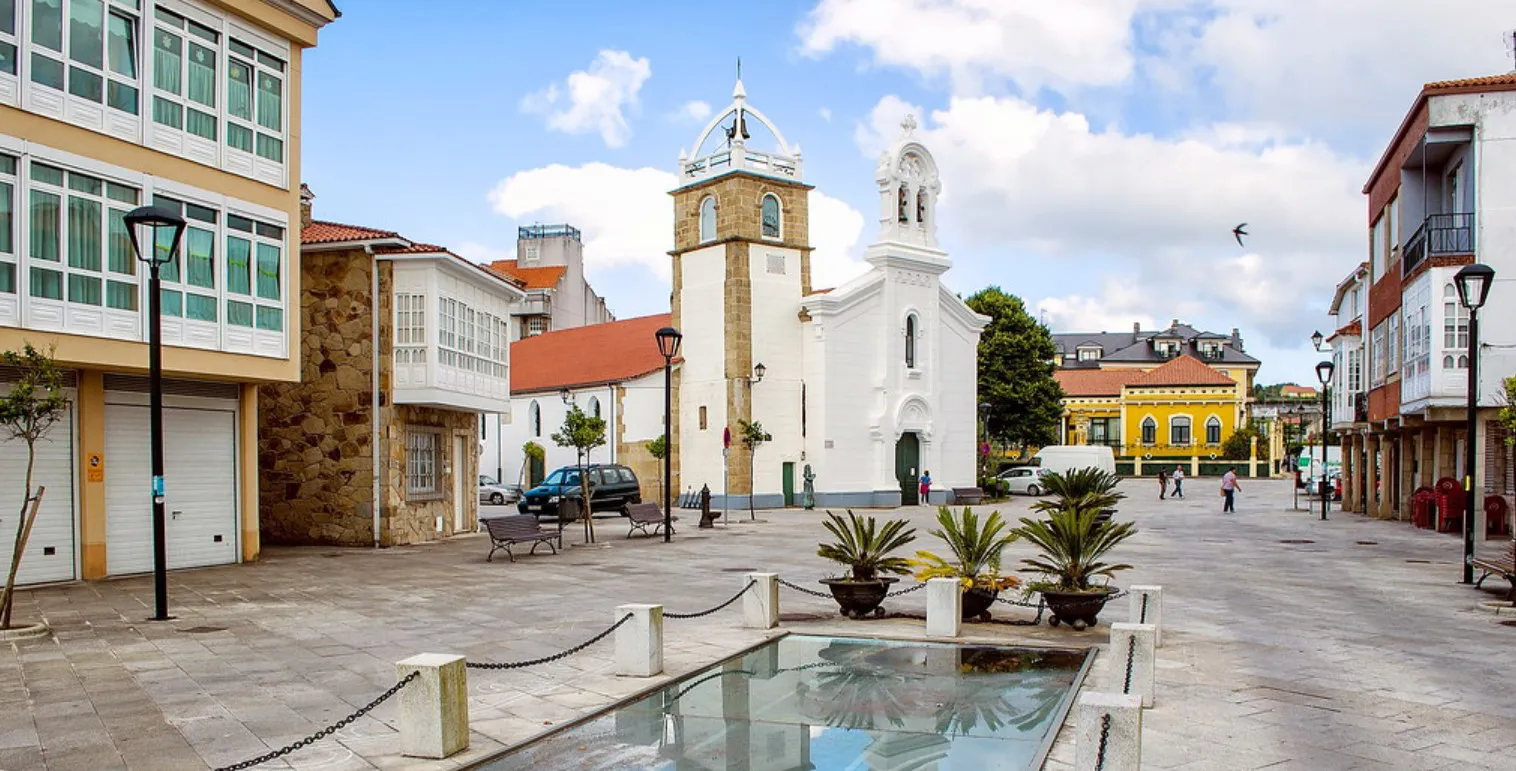 El reloj está situado en la torre anexa a la iglesia de San José, de propiedad municipal