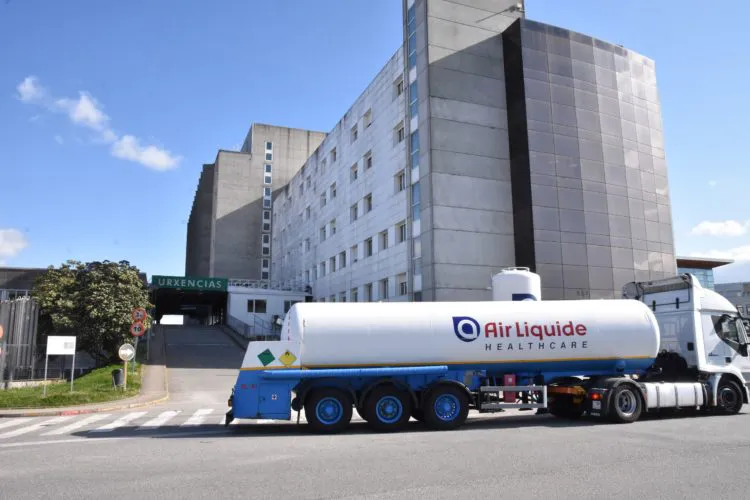 Un camión cisterna da empresa Air Liquide  Healthcare suministra osíxeno medicinal ao hospital Arquitecto Marcide