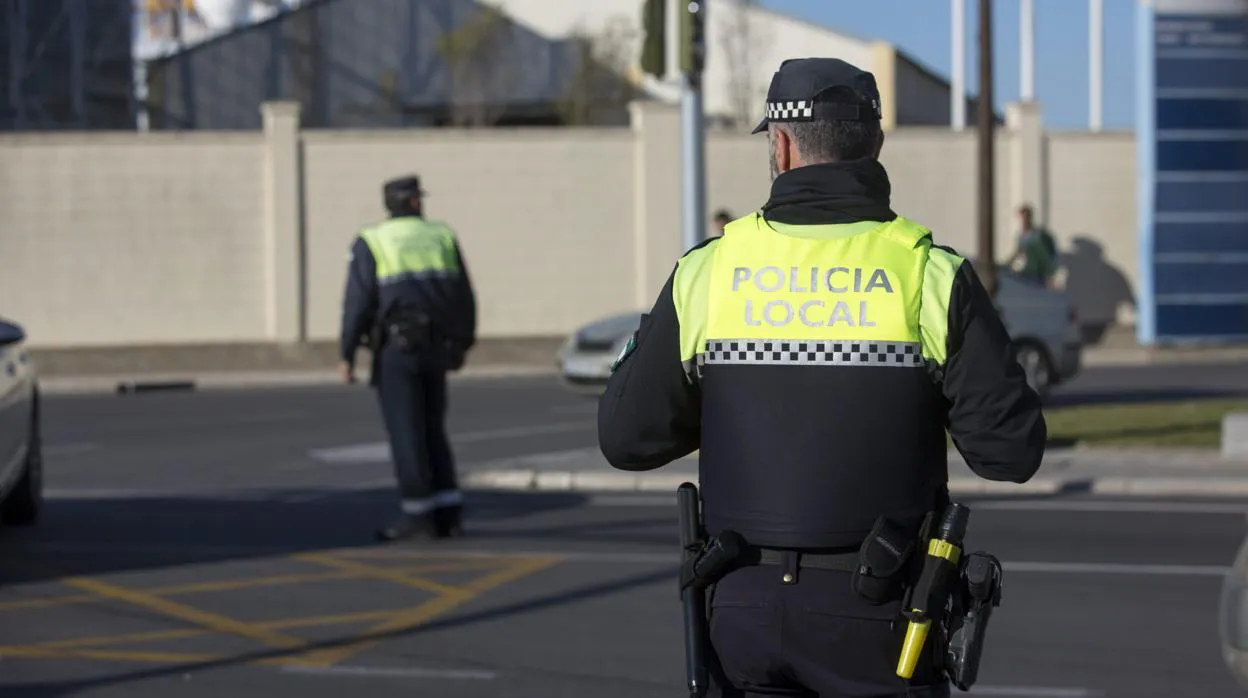 Imagen de dos agentes de la policía local