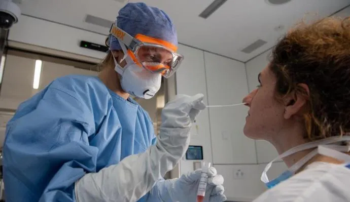 Un profesional realiza una prueba para la detección de la covid-19