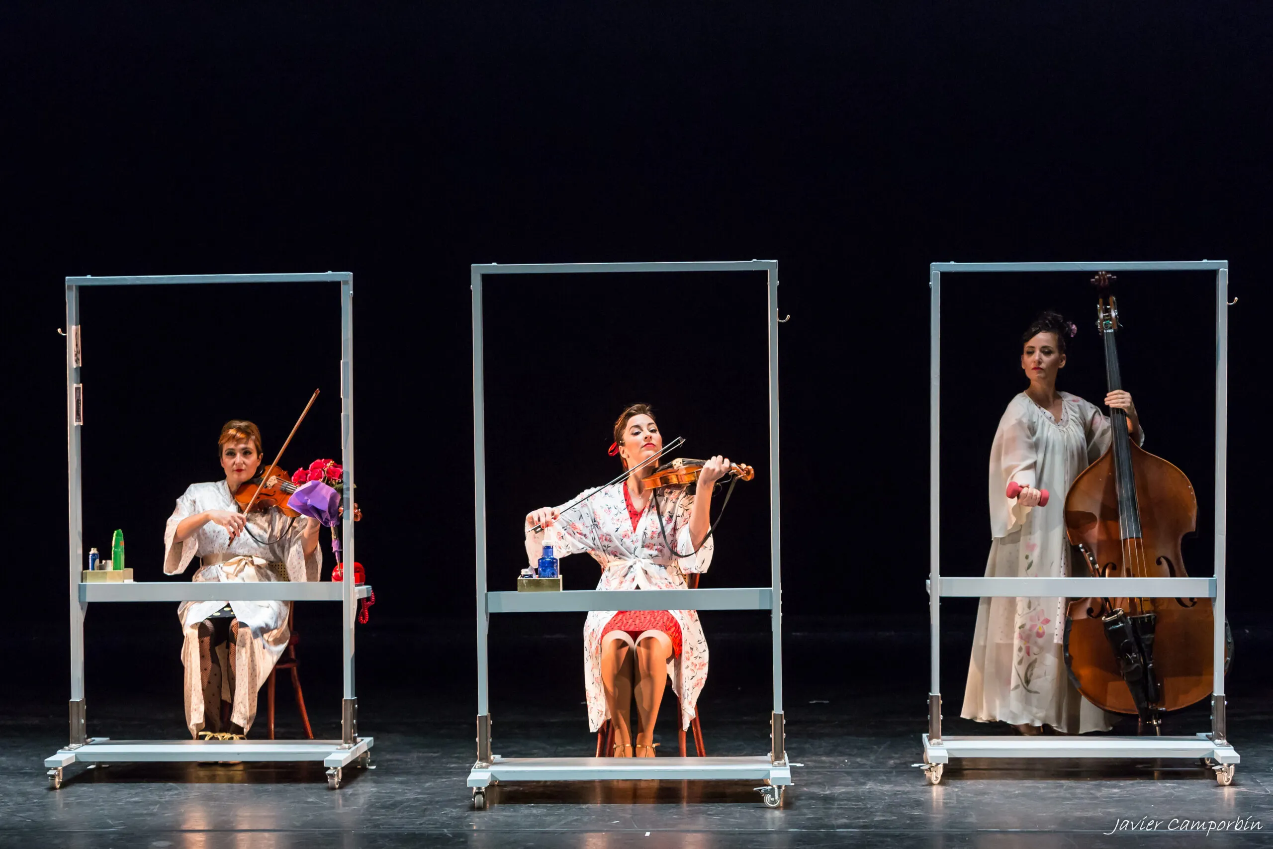 The Funamviolistas. Contraescena. En el camerino. Mayte Olmedilla, Ana Hernandez y Lila Horovitz.