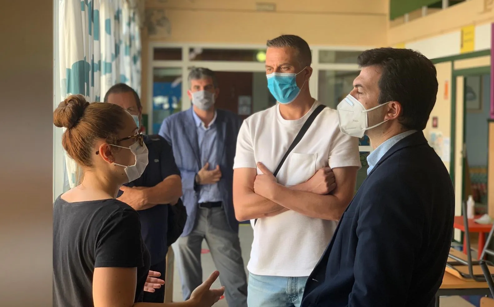 El alcalde de Cedeira, Pablo Moreda, junto a Gonzalo Caballero en su visita a uno de los centros escolares de la villa