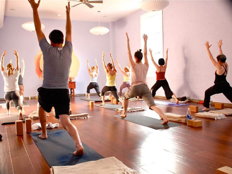 imagen de archivo de clases de yoga