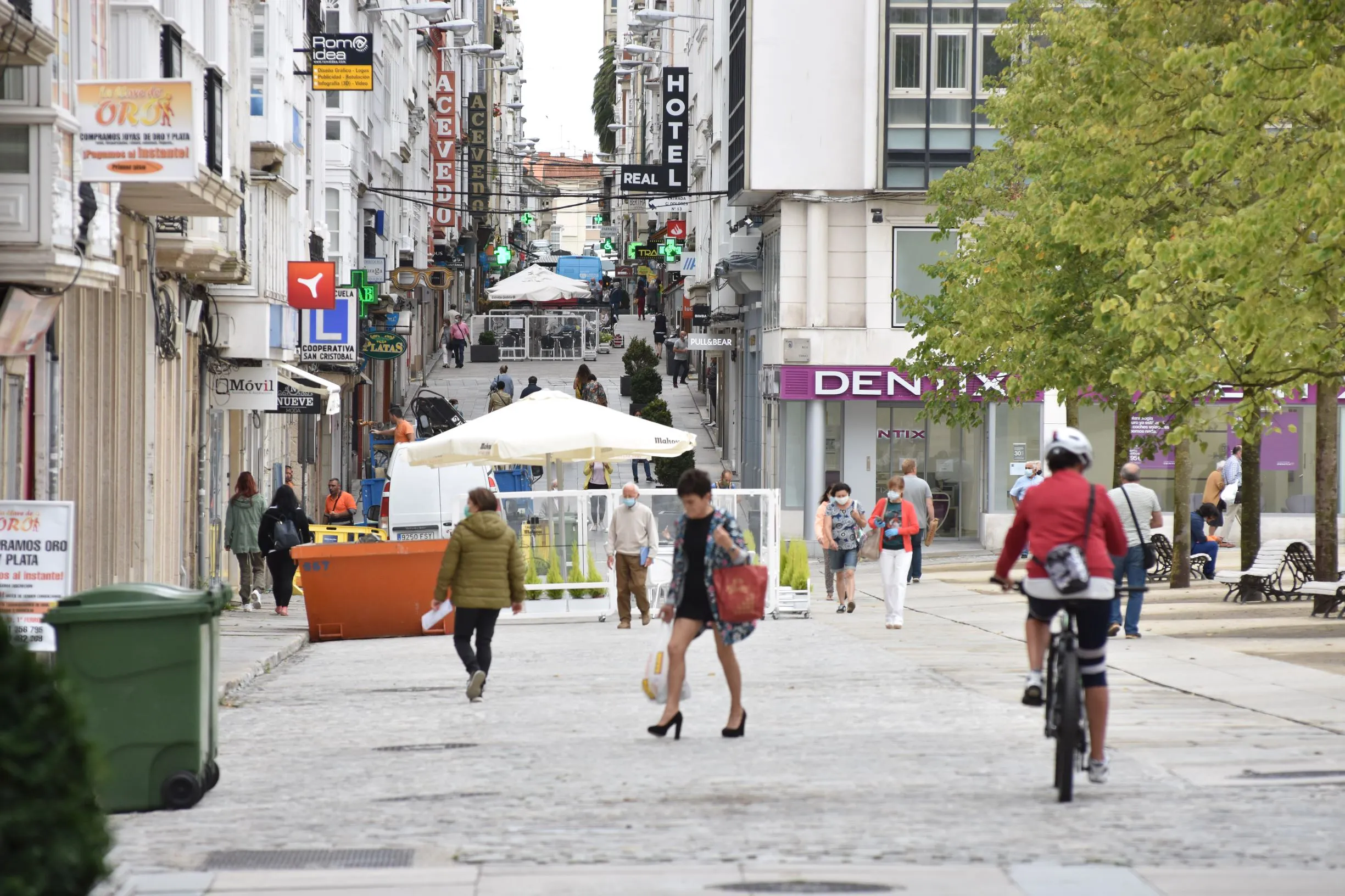 gente paseando centro ferrol magdalena