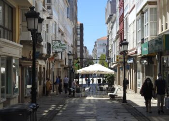 Archivo - Negocios en el centro de Ferrol