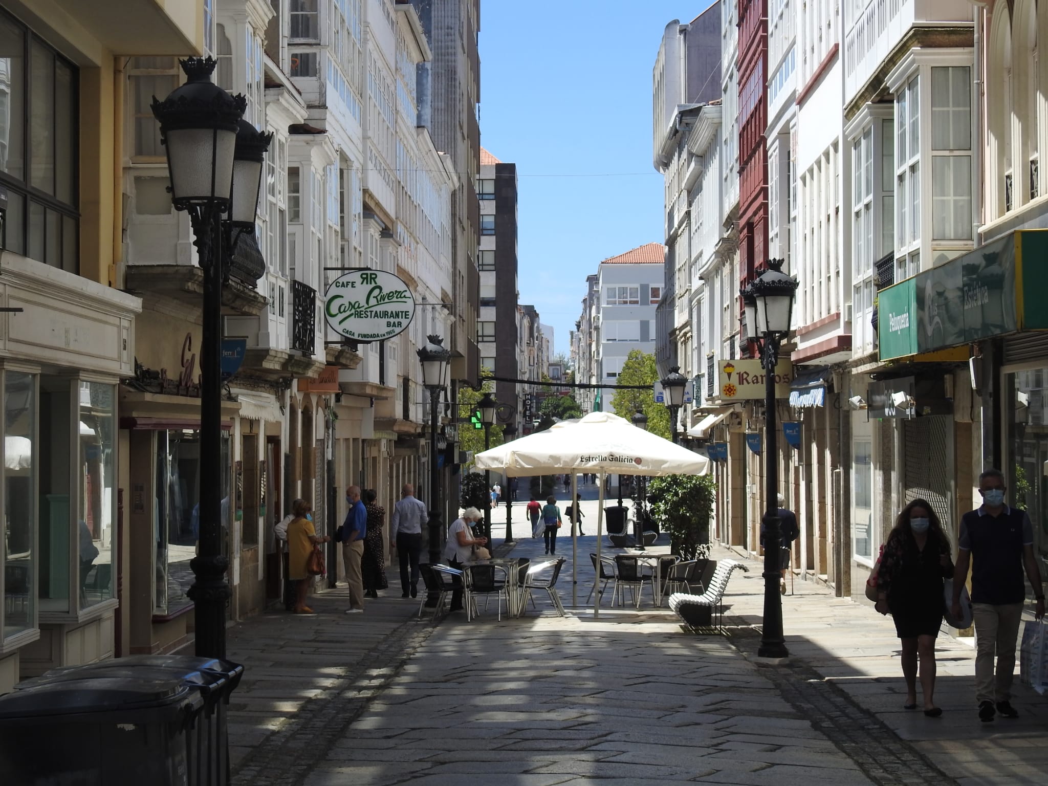 Archivo - Negocios en el centro de Ferrol