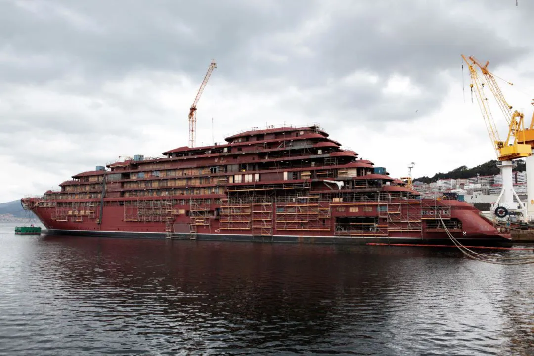 El crucero de superlujo Evrima en el astillero vigués de Barreras