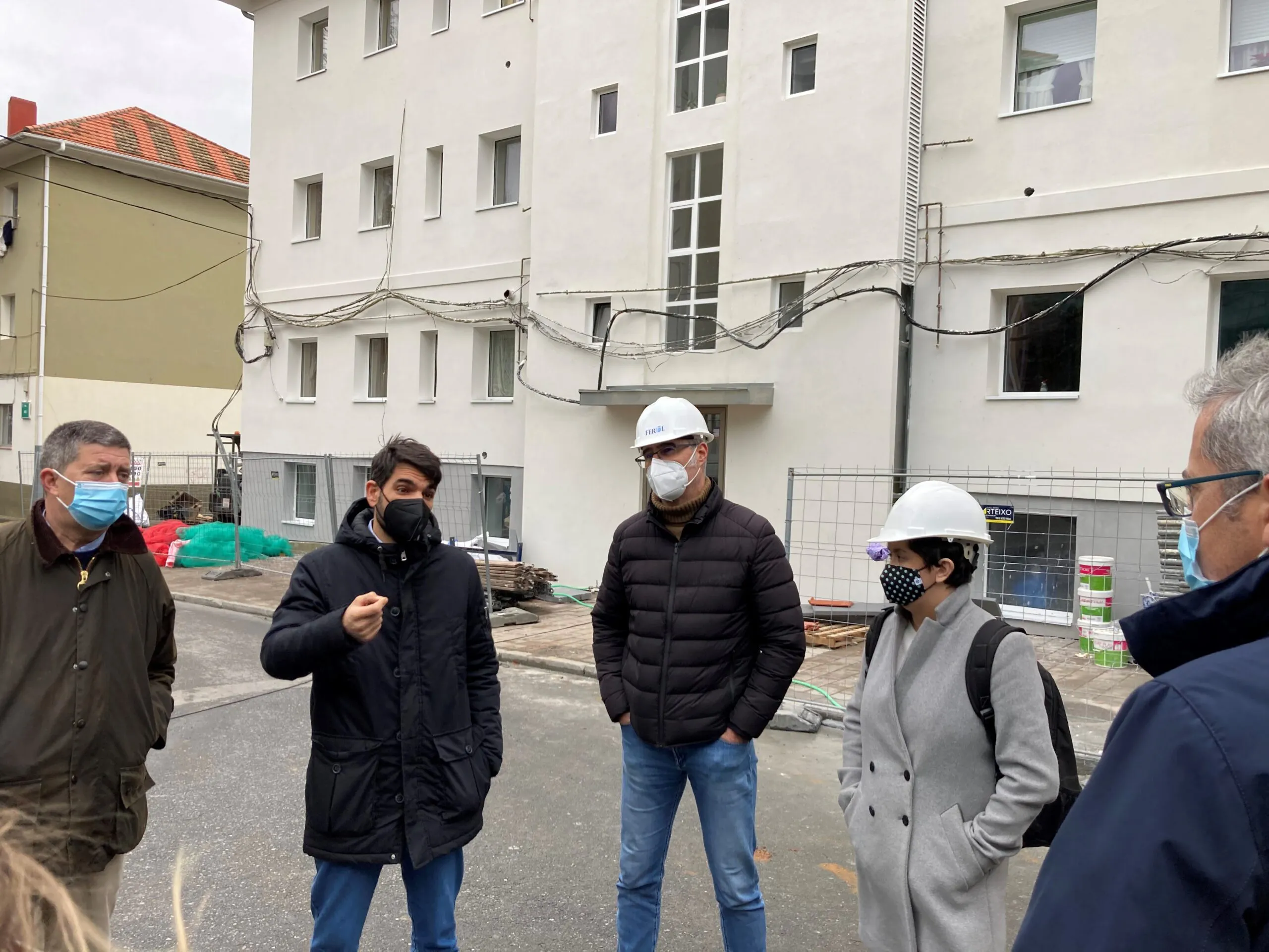 Archivo - Visita del edil de Urbanismo, Julián Reina, al barrio de Recimil durante las obras de las envolventes
