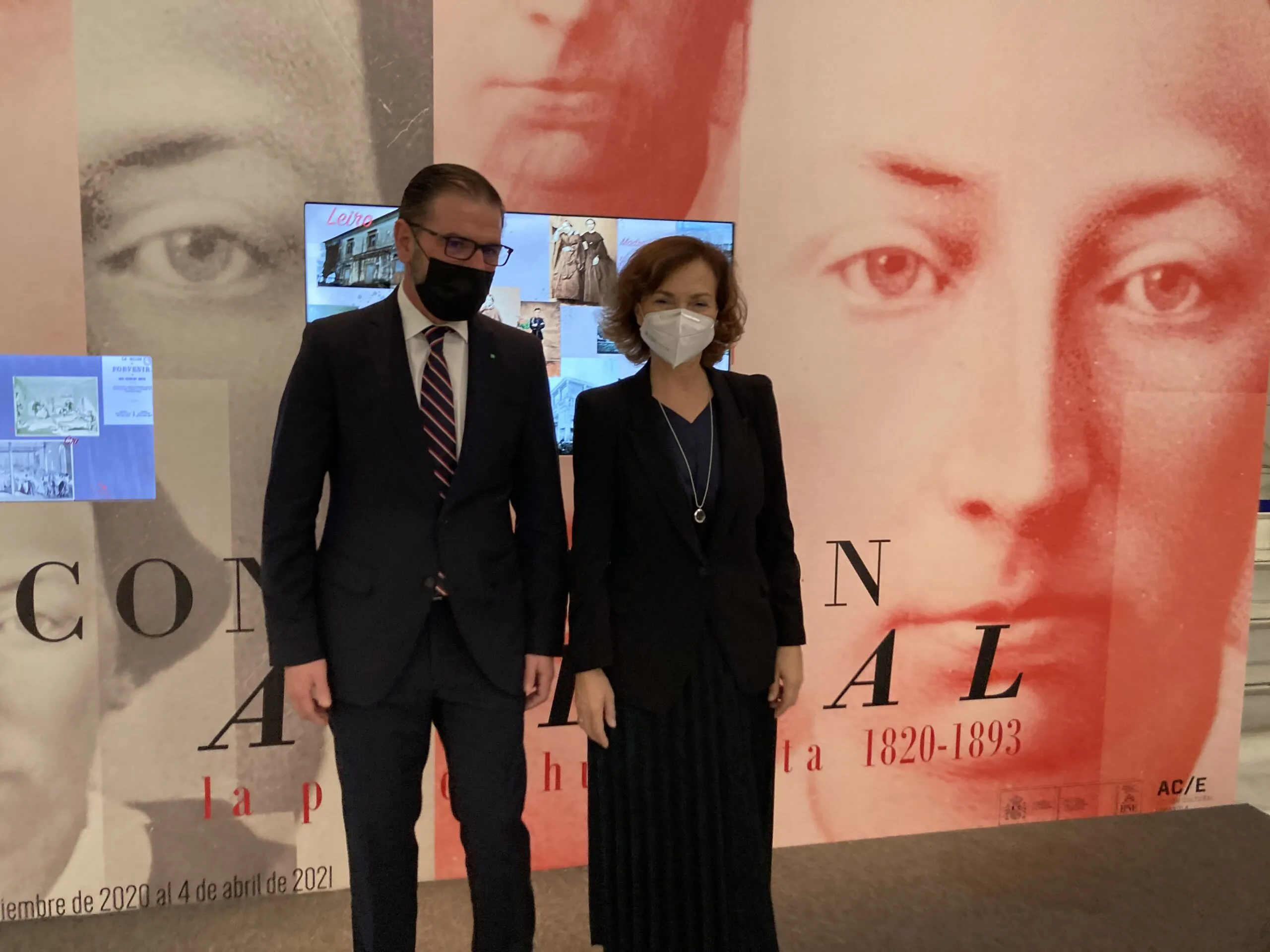 Ángel Mato y la vicepresidenta del Gobierno, Carmen Calvo, durante la inauguración de la exposición en la Biblioteca Nacional