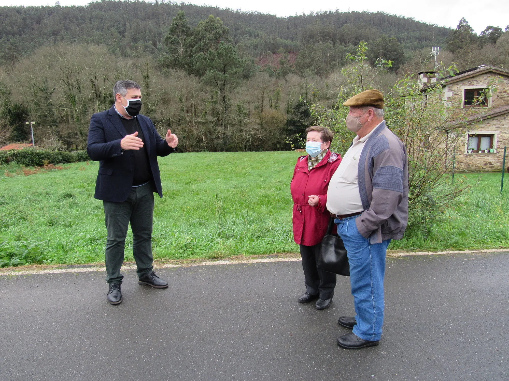 El alcalde Ángel Alvariño junto a los vendedores de la finca, Josefa Pérez y Antonio Pereira