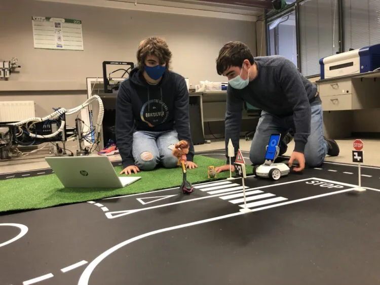 Hugo Freire Blanco y Raúl Caneiro, alumnos del IES Concepción Arenal de Ferrol, trabajan con el robot educativo Robobo en el Laboratorio de Robótica