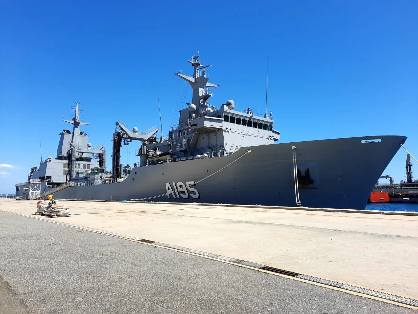 El AOR "Supply" atracado en el puerto australiano de Perth, donde fue finalizado y recepcionado