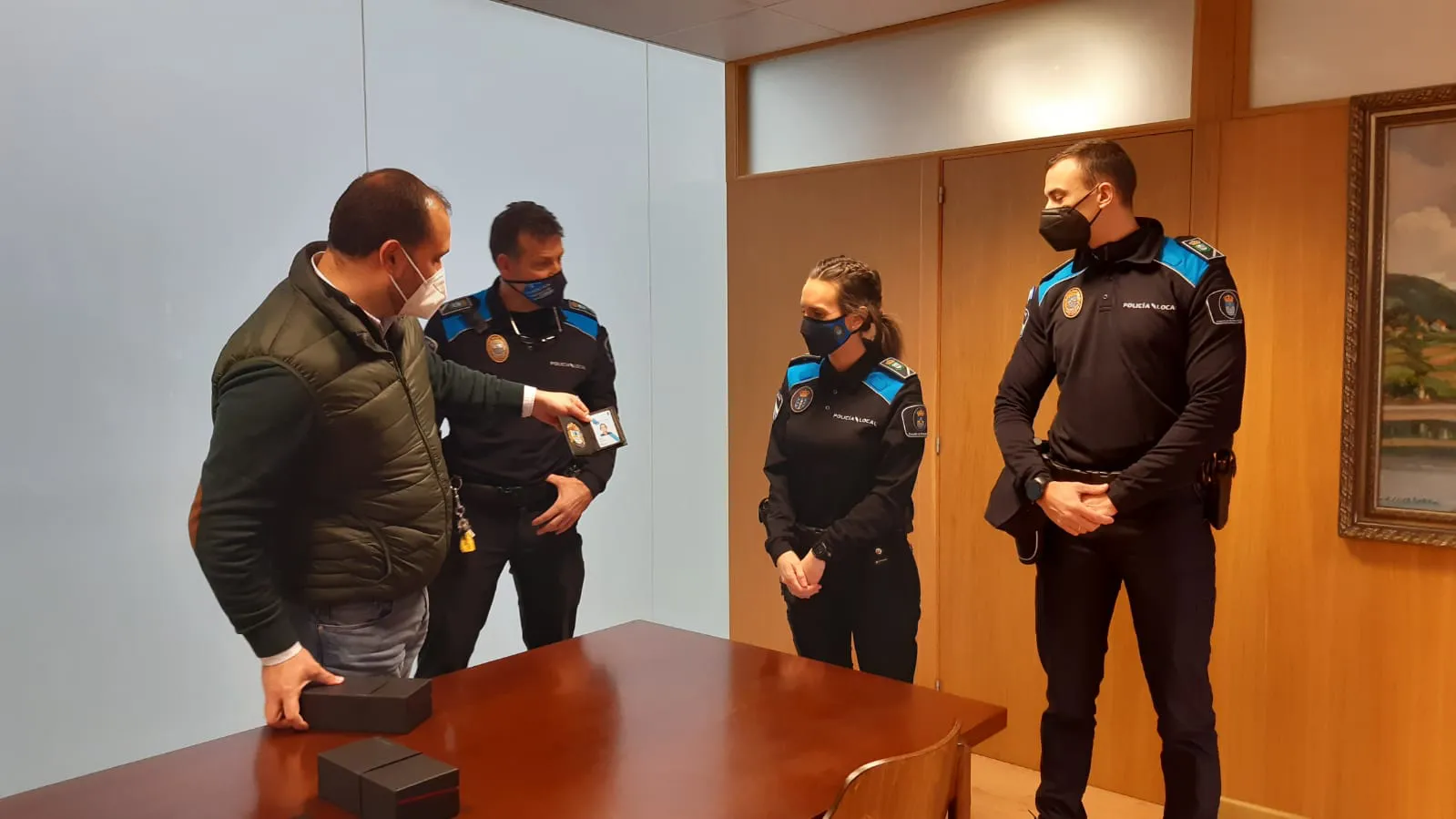 El alcalde, Bernardo Fernández, entrega a los nuevos agentes el carnet profesional y la placa