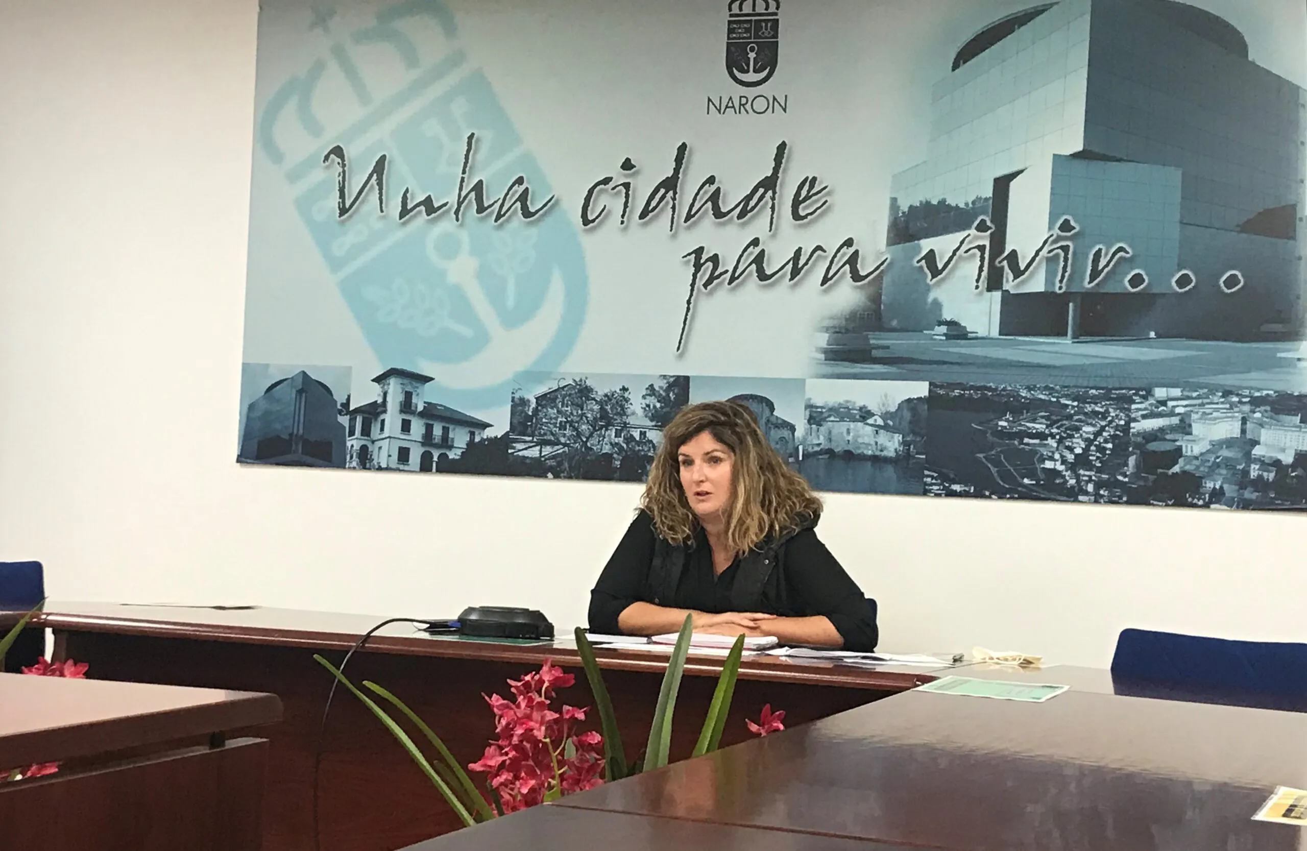 La alcaldesa de Narón durante la telereunión con el responsable de Sanidade