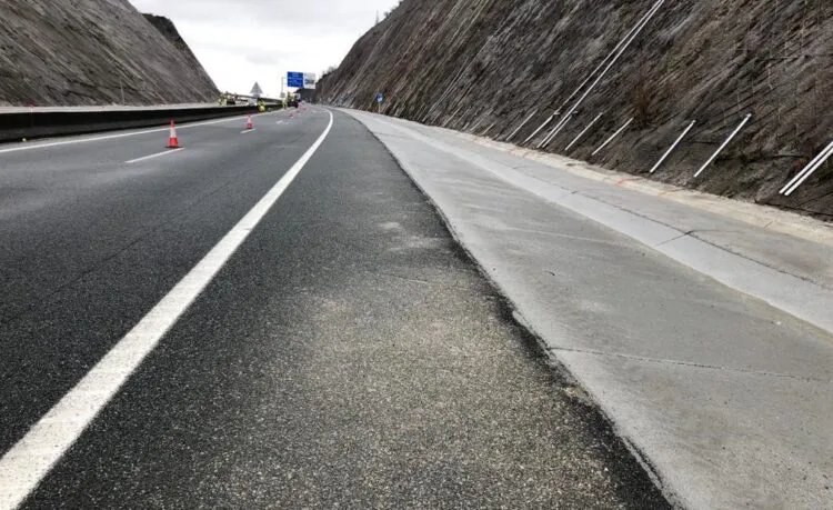 La nueva cuneta permite a los conductores retomar la marcha tras una salida de vía