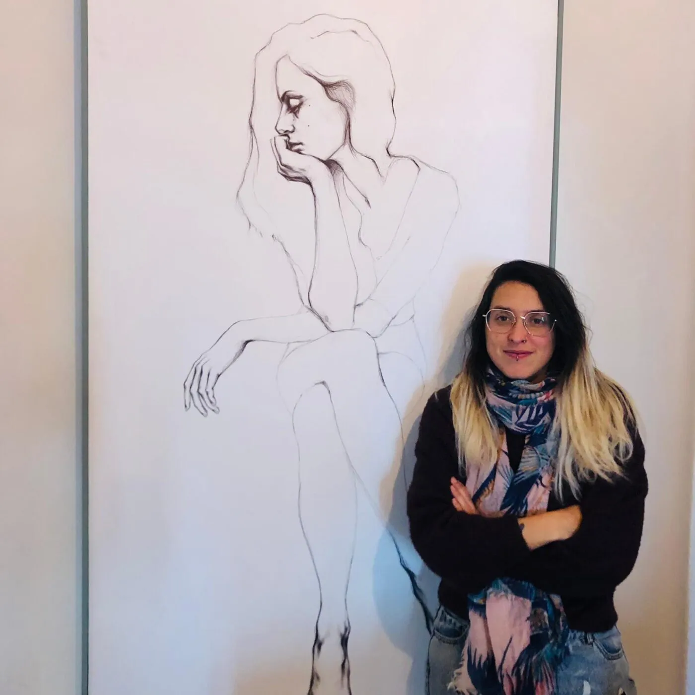 Miriam Varela con una obra de la artista gallega, María Maquieira