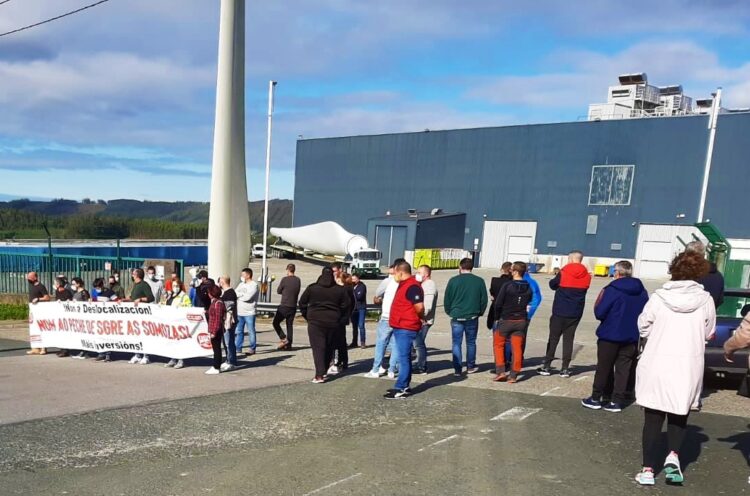 Protesta de los trabajadores de Siemens Gamesa frente a la fábrica de As Somozas