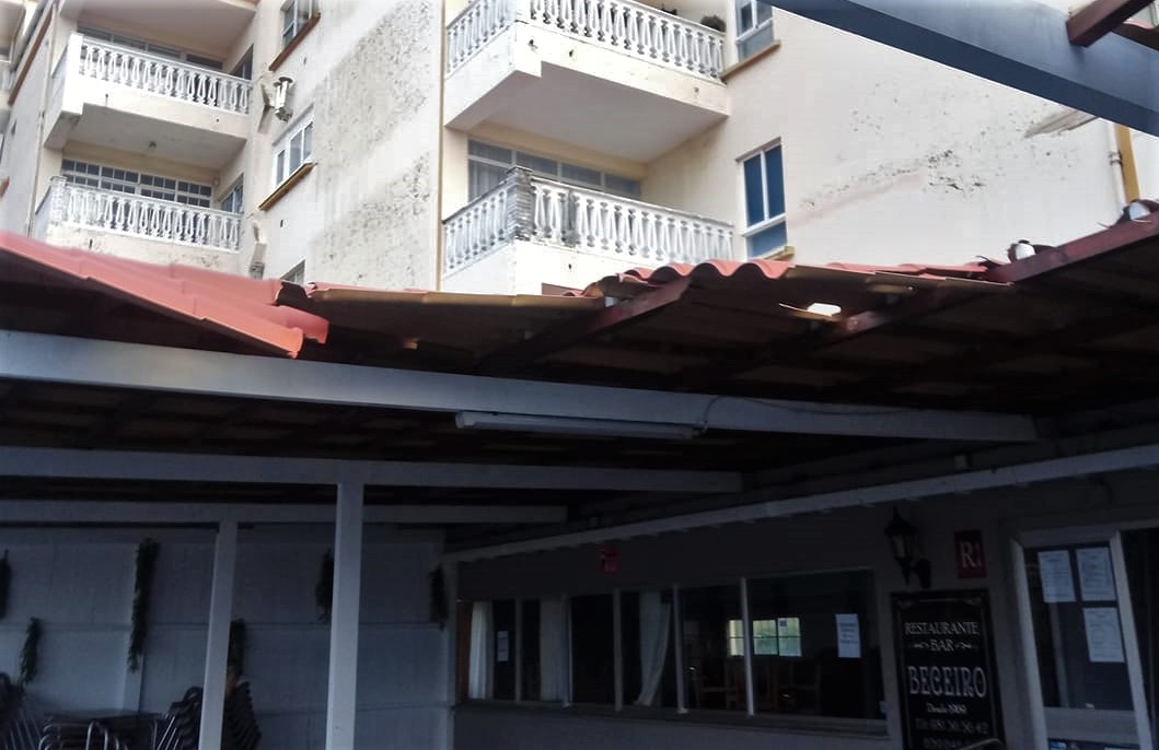 Así ha quedado el tejado de la terraza del restaurante Beceiro
