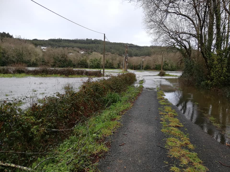 El caudal del río Xubia anegó parte de la calzada en Moeche