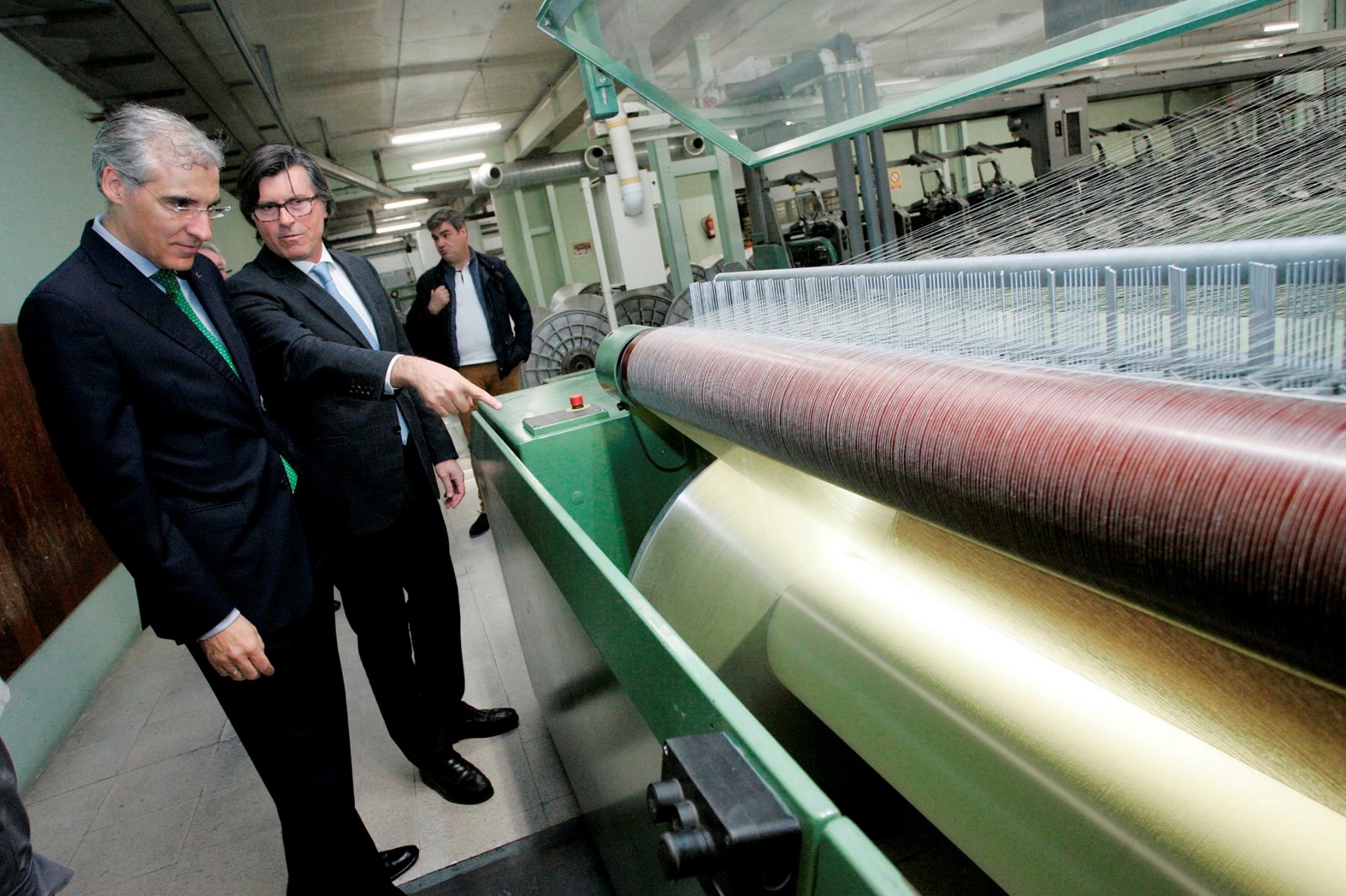 El conselleiro de Industria, Francisco Conde, durante una visita a la factoría de Neda