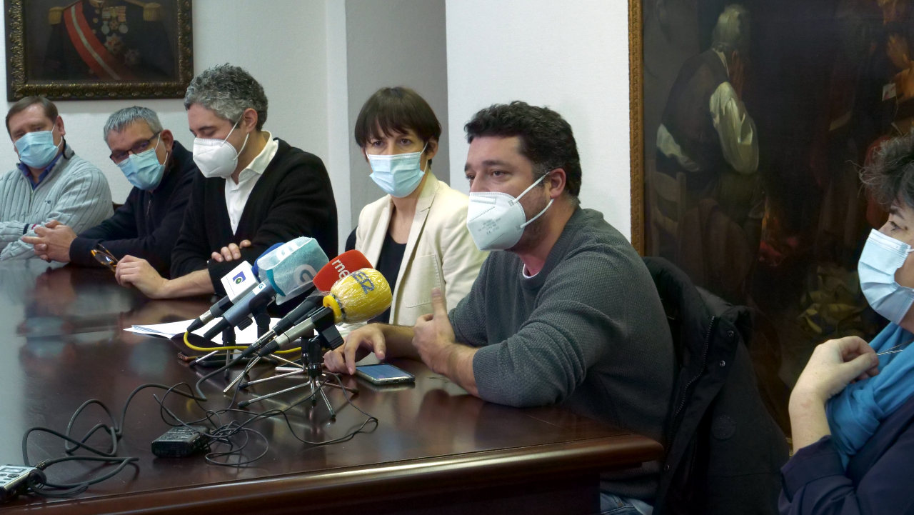 Imagen de archivo de Ana Pontón y el diputado ferrolano 'Mon' Fernández, junto al resto de responsables municipales del BNG