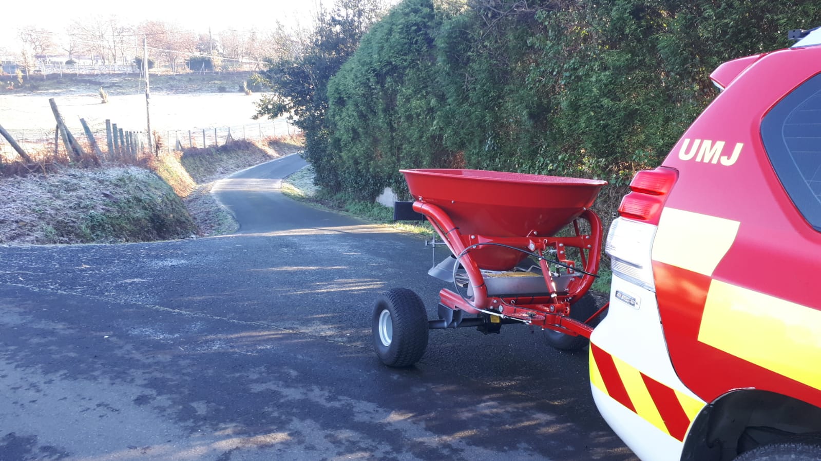 Un vehículo del SPEIS esparciendo sal en algunos viales con hielo