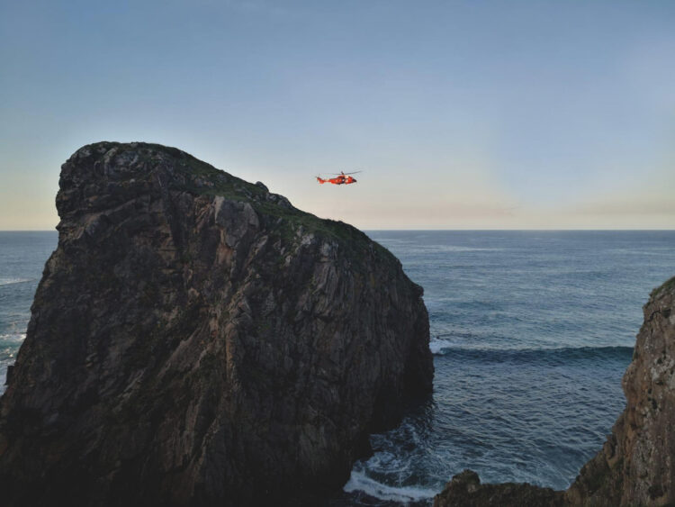 El helicóptero de Salvamento Marítimo durante el rescate |  SPEIS Narón