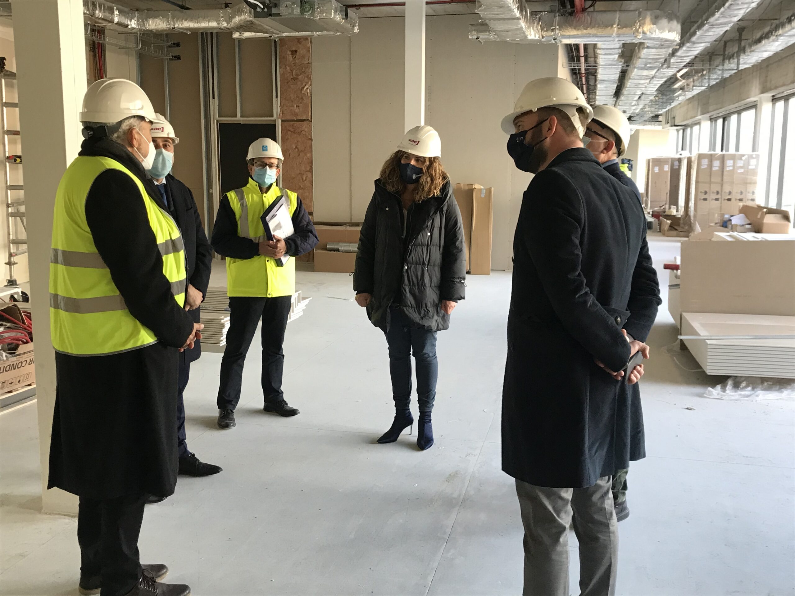 La alcaldesa de Narón, Marián Ferreiro, y el conselleiro de Sanidade, Julio García, durante a la visita a las instalaciones acompañados de los técnicos del proyecto