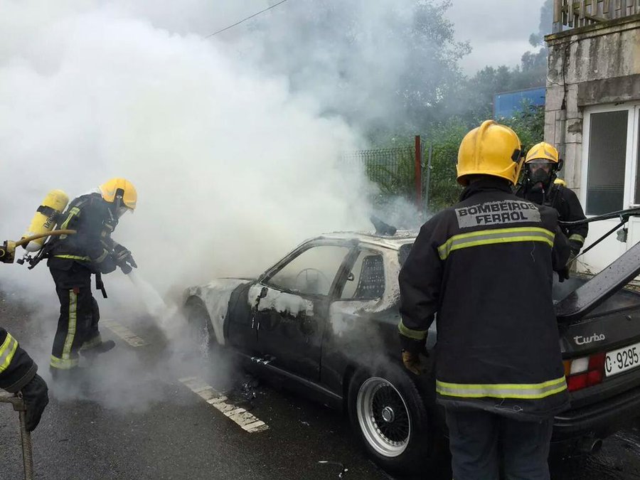 Extinción del fuego en un coche que ardió en plena carretera el pasado mes de enero