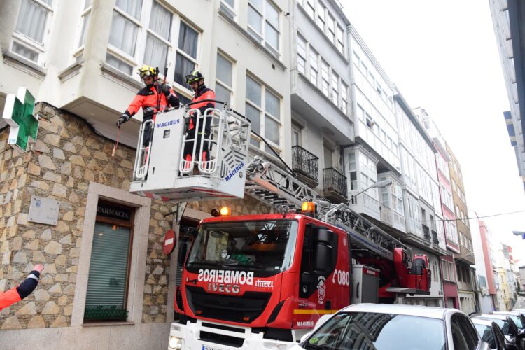 Los bomberos de Ferrol, durante una intervención en el centro de la ciudad