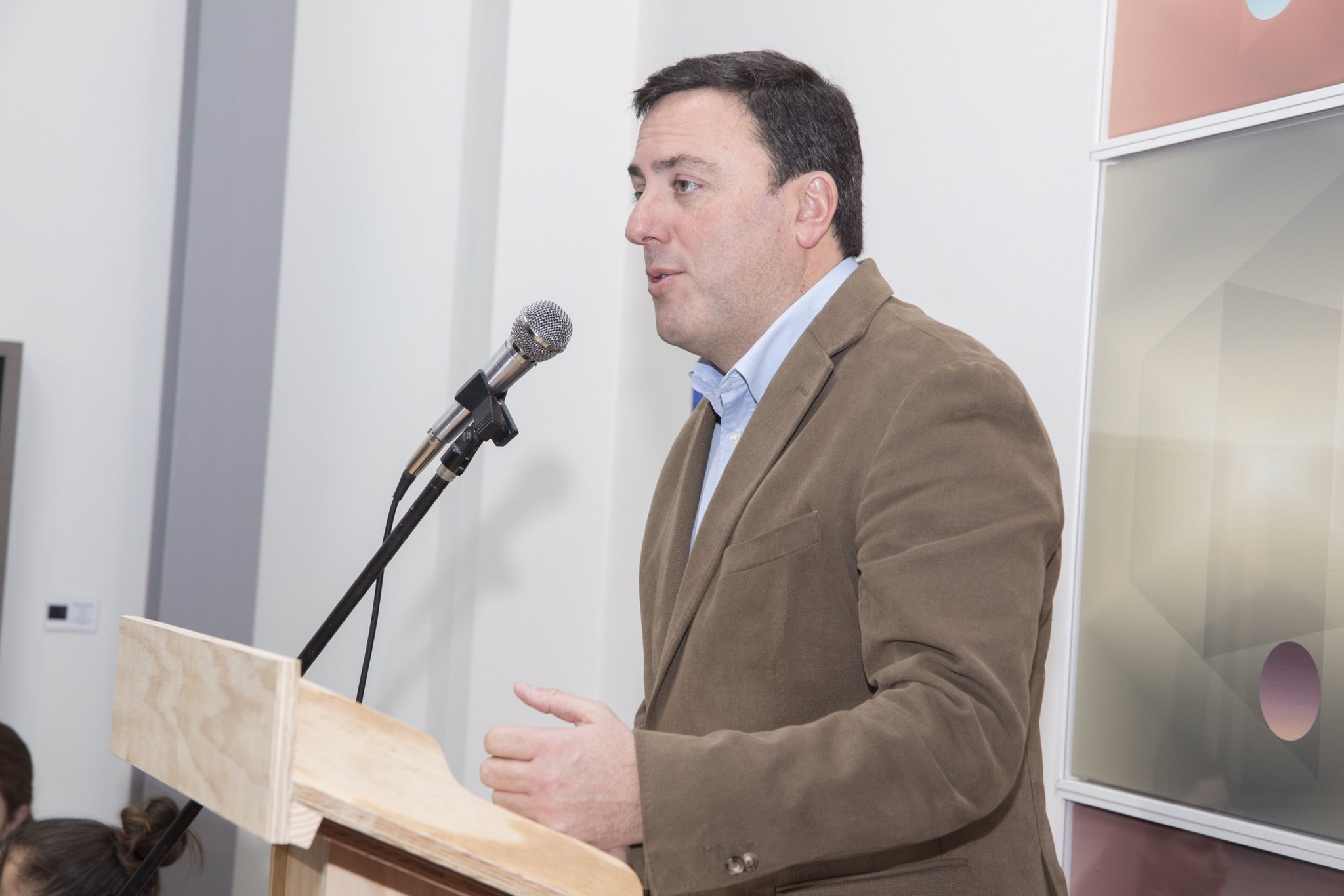 El alcalde pontés, Valentín González, será el encargado de vender las potencialidades industriales del municipio