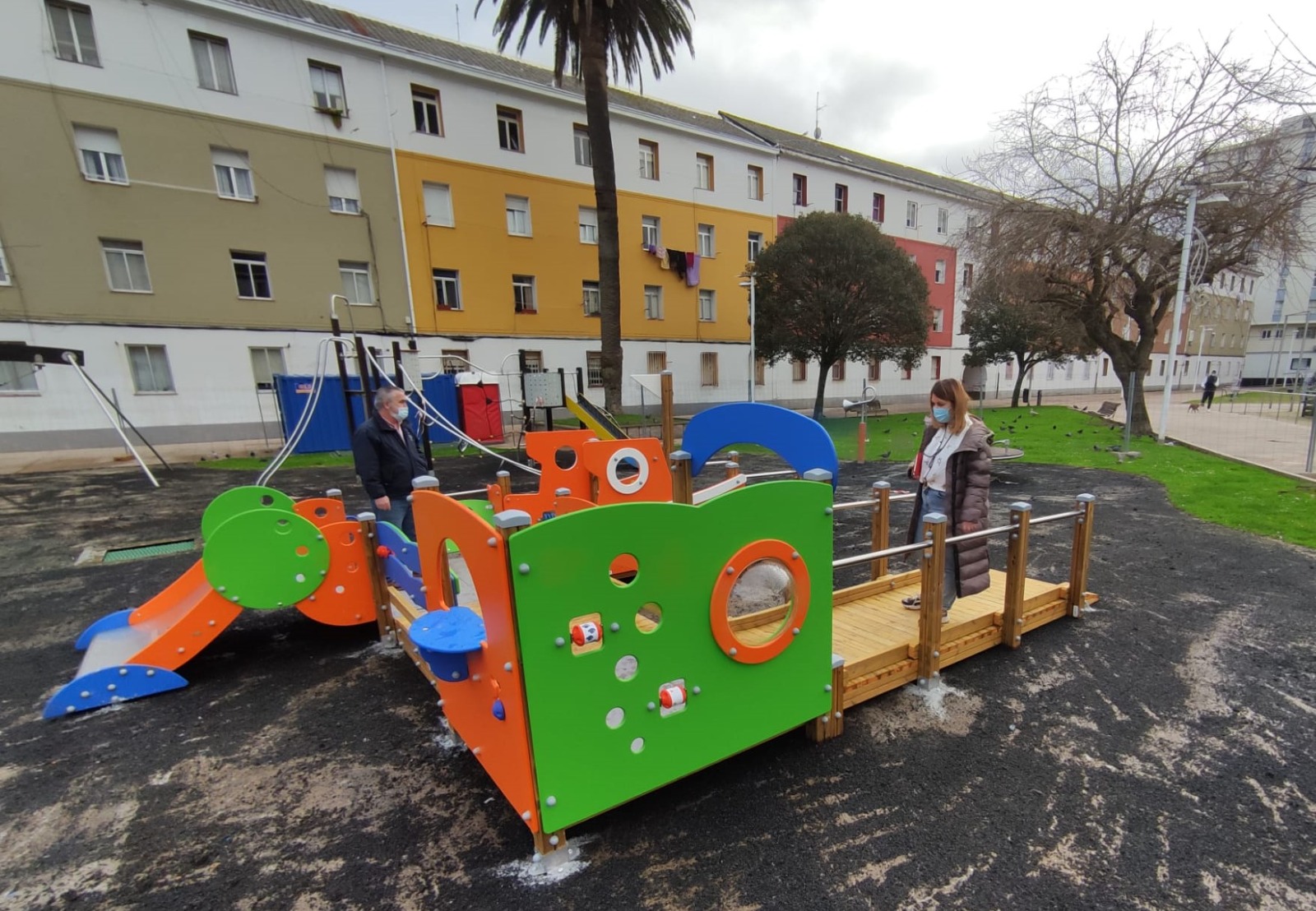 Parque infantil en la plaza de Sevilla