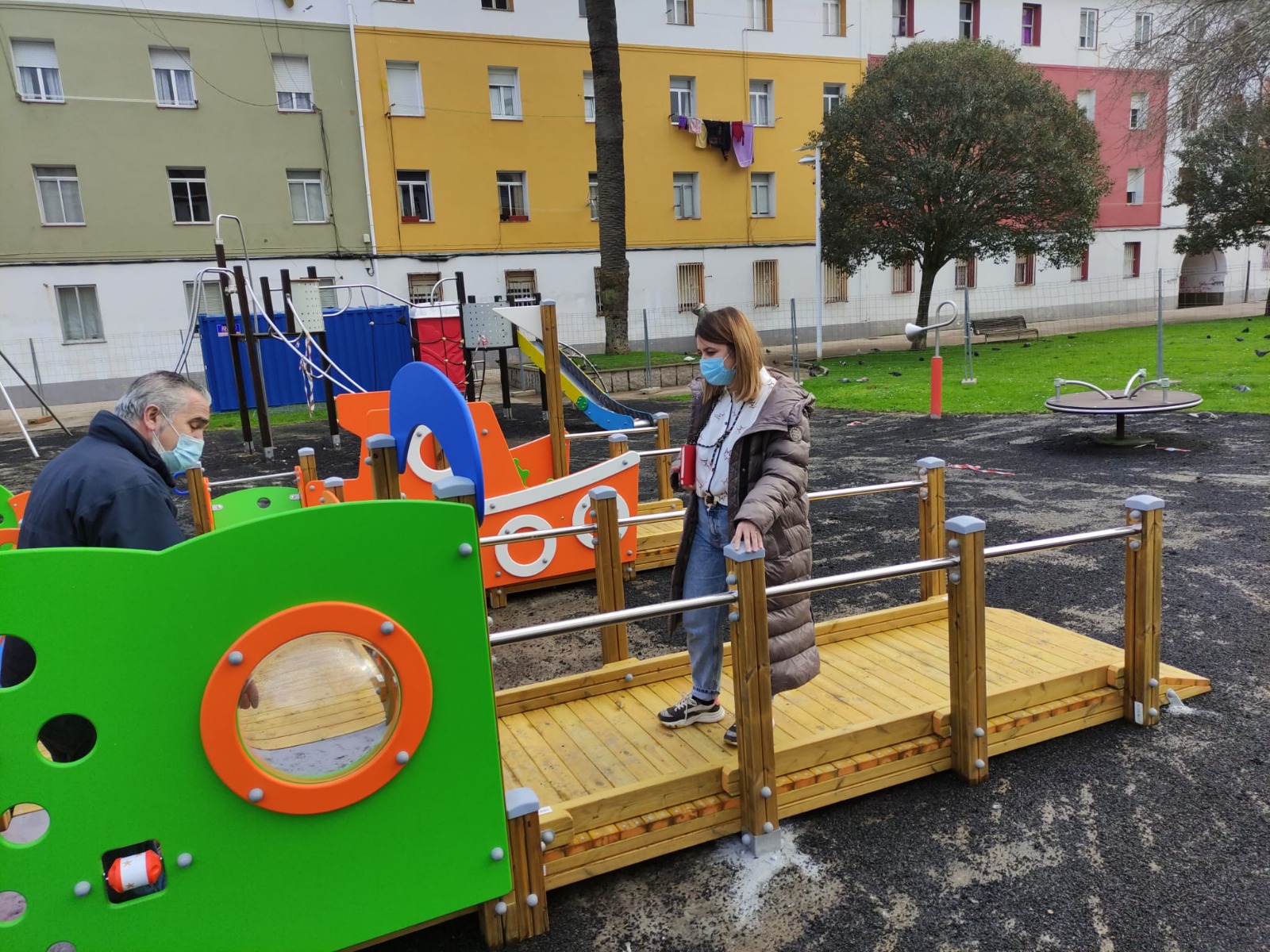La edil en su visita a la nueva instalación de juegos