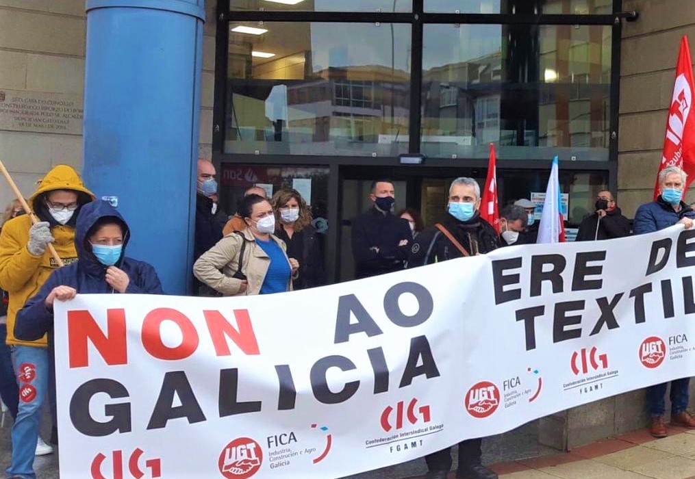 Los representantes de los grupos municipales de Narón acompañaron a los trabajadores durante su protesta