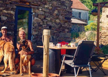 Mike y Nadeche con sus perros en el porche de su nueva casa | CEDIDA