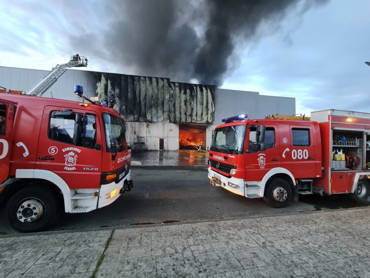 Los trabajos de los bomberos se prolongarán hasta bien entrada la tarde | I.V.