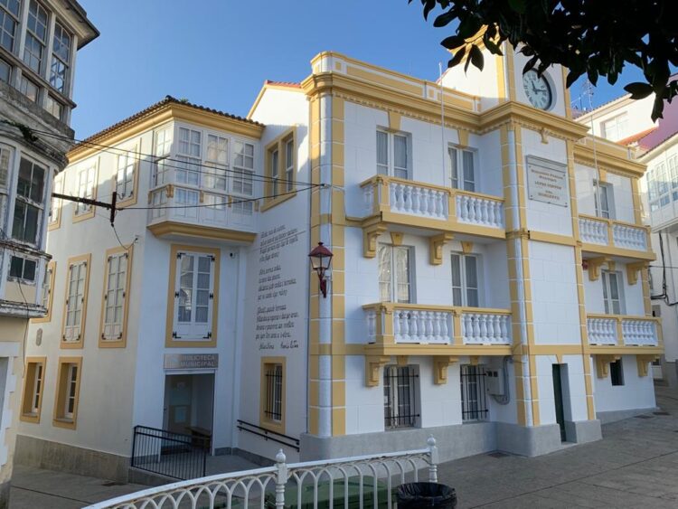 Los versos de Rosalía de Castro decora la fachada de la biblioteca municipal