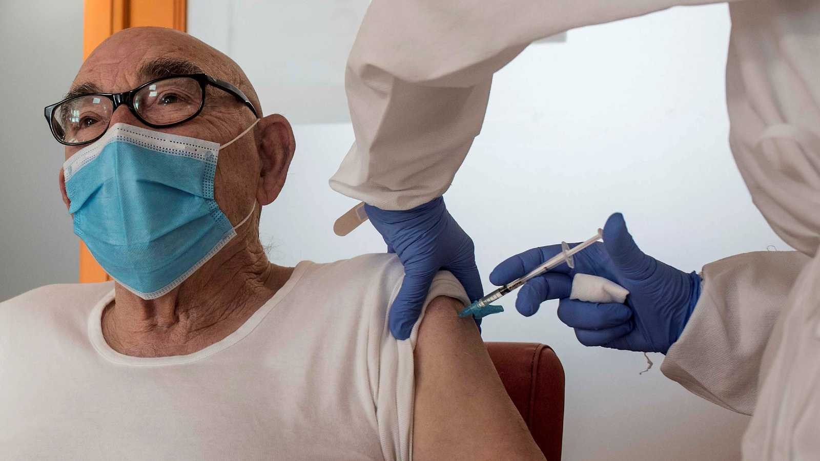 La doble vacunación comenzará con los mayores de 80 años