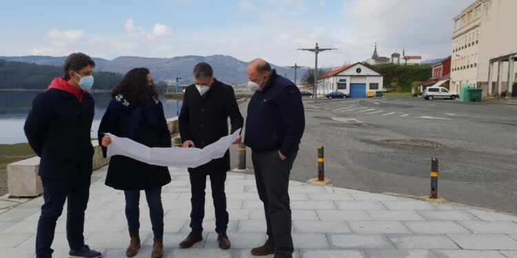 Reunión entre la presidenta de Portos de Galicia y los represantes locales