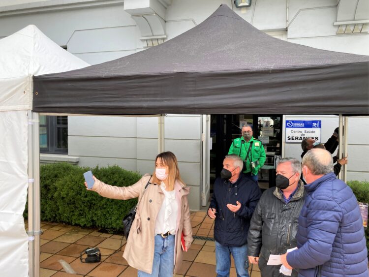 La edil Ana Lamas en la carpa del centro de salud de Serantes