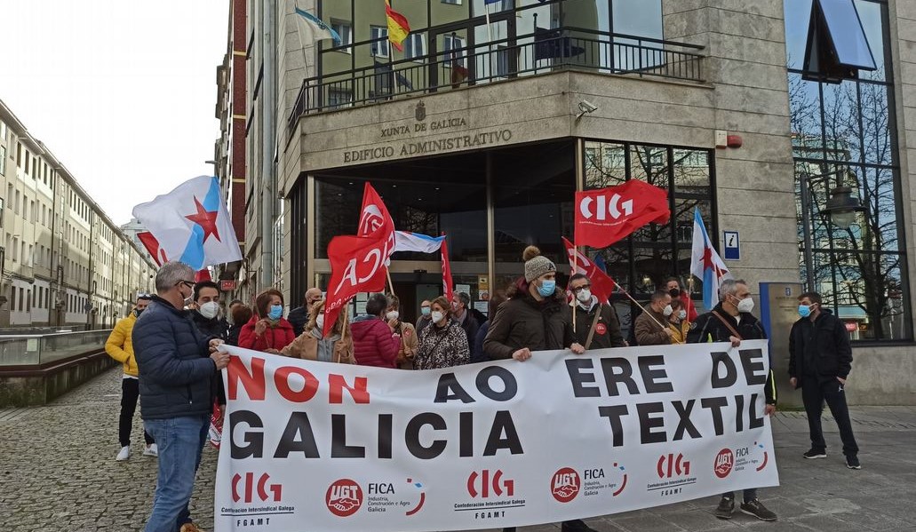 Protesta de los trabajadores de Galicia Textil ante la sede de la Xunta en Ferrol | CIG