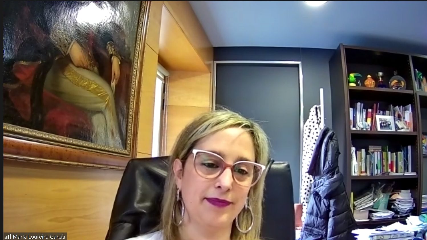 La diputada María Loureiro participando en las charlas por videoconferencia